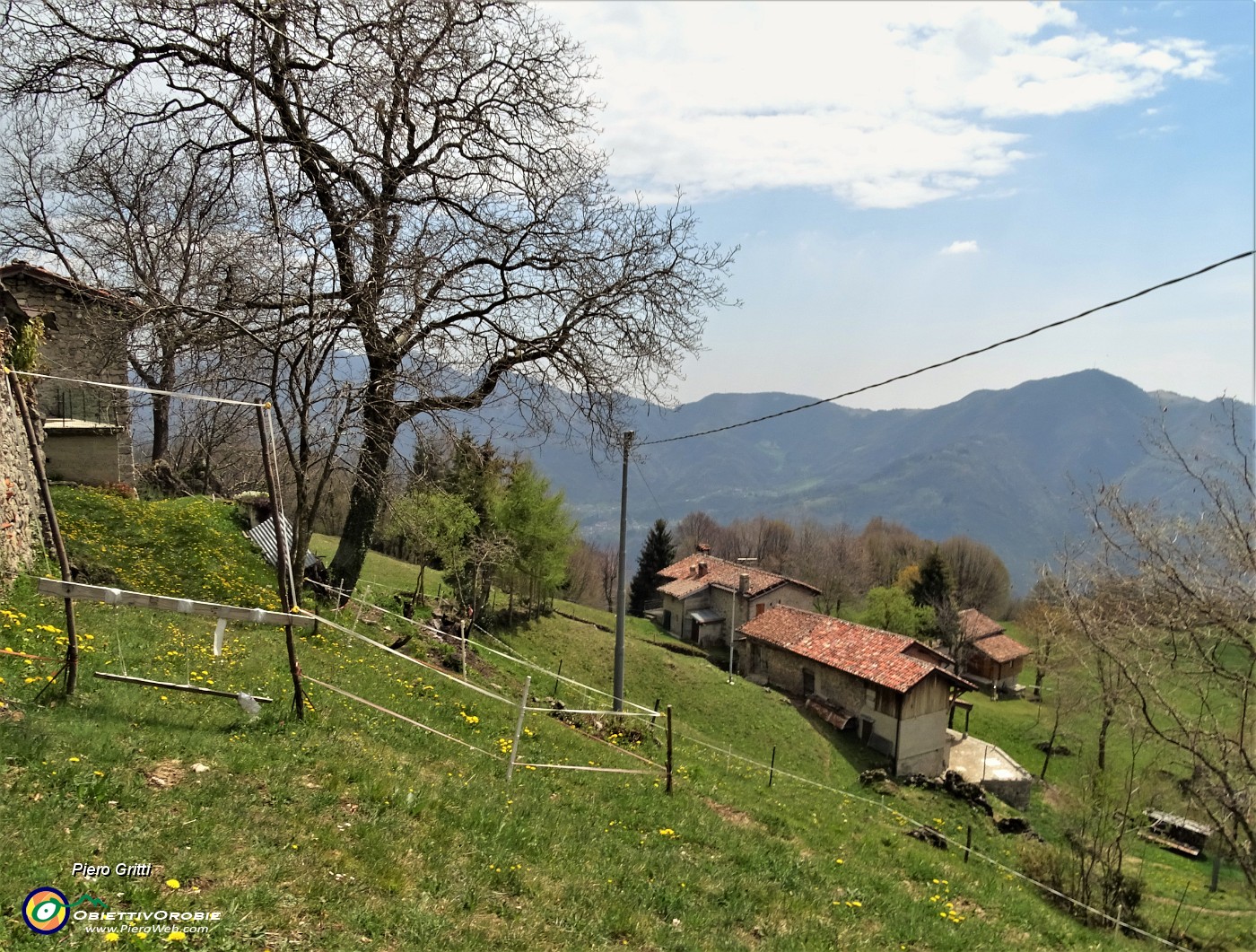 84 Alla verde radura prativa di Sonzogno (1018 m).JPG